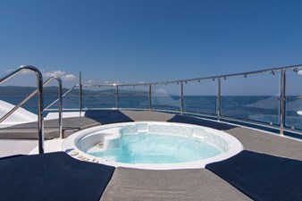 4*PUPPIES 37 Sundeck Jacuzzi