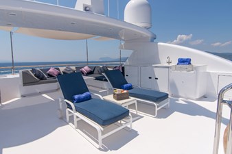 4*PUPPIES 34 Sundeck Lounge Area Looking Aft To Portside