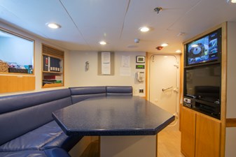 4*PUPPIES 42 Crew Lounge Portside