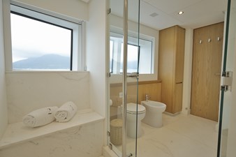 Waikiki 23 main cabin shower view
