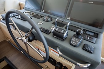 2023 Beneteau Grand Trawler 62 10 BENETEAU Grand Trawler 62 Helm