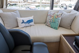 2023 Beneteau Grand Trawler 62 9 BENETEAU Grand Trawler 62 Hel Companion Seating